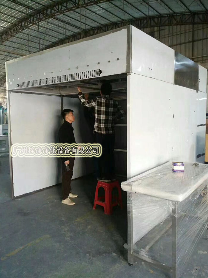 負(fù)壓稱量房又稱作負(fù)壓稱量間、負(fù)壓稱量室、負(fù)壓稱量罩或負(fù)壓稱量單元