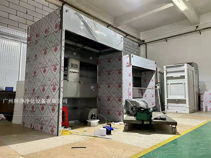 負(fù)壓稱量室在制藥行業(yè)中，潔凈室是確保藥品生產(chǎn)過程符合衛(wèi)生標(biāo)準(zhǔn)的重要設(shè)施。