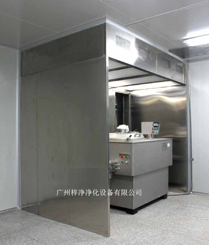負(fù)壓稱量室由蜂鳴器、風(fēng)速傳感器、PAO注入口、DOP檢測口、中效壓差表、初效壓差表、高效壓差表、集中控制屏、防塵插座、回風(fēng)網(wǎng)孔板、排風(fēng)網(wǎng)孔、啟動按鈕、急停、風(fēng)機箱、風(fēng)機、初效過濾器、液槽高效過濾器、照明燈具、均流膜、無隔板高效過濾器幾大部件組成的。